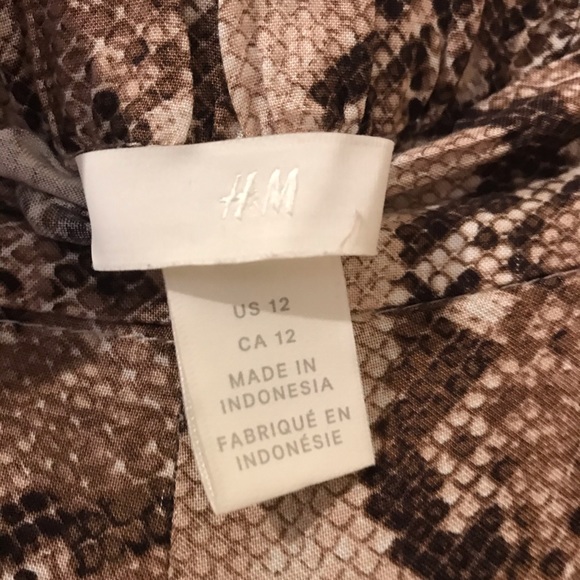 H & M flowy shorts snake print - Picture 5 of 5